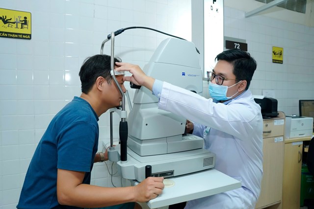 BS CKII. Nguyễn Thành Luân - Khoa Mắt BV ĐHYD chụp đáy mắt cho người bệnh.