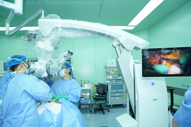 BV ĐHYD thực hiện th&agrave;nh c&ocirc;ng ca phẫu thuật cấy thiết bị k&iacute;ch th&iacute;ch d&acirc;y thần kinh phế vị (VNS) đầu ti&ecirc;n tại Việt Nam tr&ecirc;n người bệnh động kinh kh&aacute;ng thuốc.