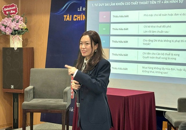 Chuy&ecirc;n gia t&agrave;i ch&iacute;nh H&agrave; Th&uacute;y Quỳnh chia sẻ tại sự kiện.
