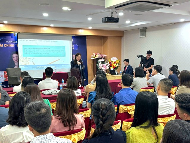 Khung cảnh buổi workshop &ldquo;Hiểu luật, l&agrave;m đ&uacute;ng - kh&ocirc;ng lo mất tiền&rdquo; với sự tham gia của đ&ocirc;ng đảo doanh nh&acirc;n, kế to&aacute;n...