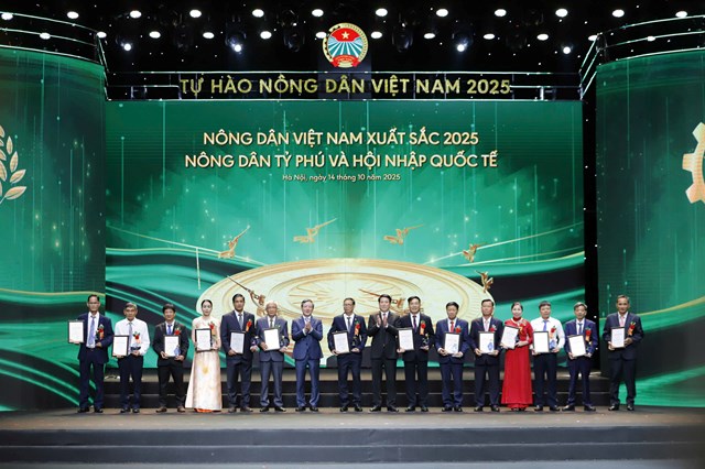 Chủ tịch nước Lương Cường v&agrave; Chủ tịch BCH Trung ương Hội N&ocirc;ng d&acirc;n Việt Nam Lương Quốc Đo&agrave;n trao biểu trưng v&agrave; chứng nhận cho Nh&oacute;m n&ocirc;ng d&acirc;n tỷ ph&uacute; v&agrave; Hội nhập&nbsp;quốc tế.