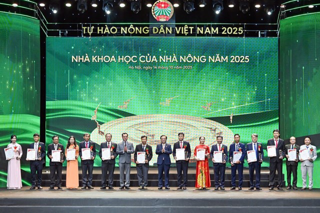 Ph&oacute; Chủ tịch Quốc hội L&ecirc; Minh Hoan v&agrave; Chủ tịch Tổng li&ecirc;n đo&agrave;n Lao động Việt Nam Nguyễn Đ&igrave;nh Khang trao danh hiệu Nh&agrave; khoa học của nh&agrave; n&ocirc;ng 2025.