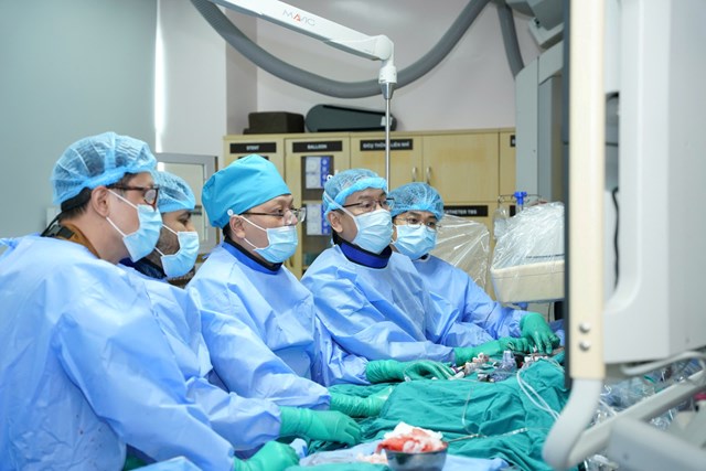 Đội nhóm tim mạch BV ĐHYD đang thực hiện kỹ thuật TAVI.