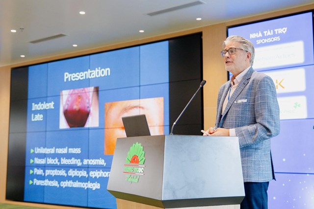 Peter Clarke - Chủ tịch Khoa Thanh quản v&agrave; Mũi, Hội Y học Ho&agrave;ng gia Anh tại Hội nghị