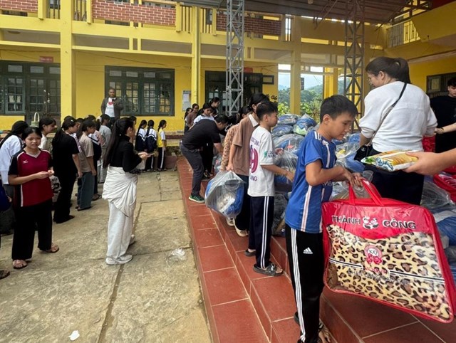 Đo&agrave;n c&ocirc;ng t&aacute;c trao qu&agrave; tặng c&aacute;c em học sinh.