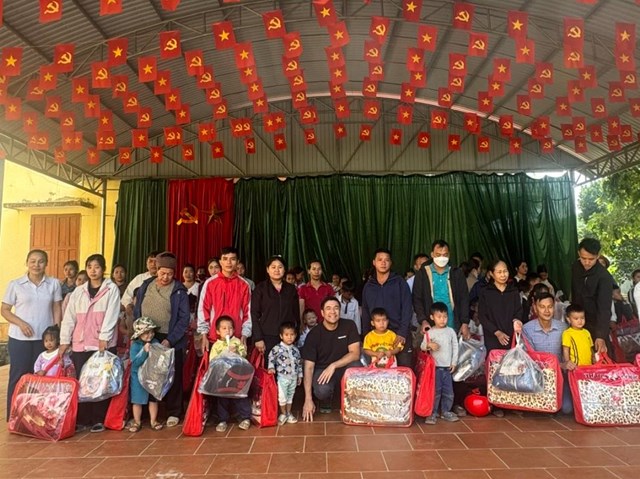 Đo&agrave;n c&ocirc;ng t&aacute;c trao qu&agrave; tặng c&aacute;c em học sinh tr&ecirc;n địa b&agrave;n tỉnh Th&aacute;i Nguy&ecirc;n.