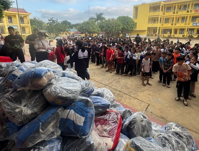 Thắm đượm nghĩa t&#236;nh với người d&#226;n v&#249;ng lũ - Ảnh 1