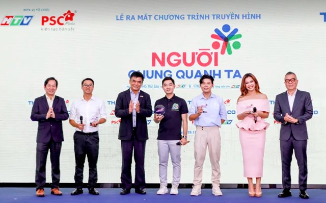 Ban tổ chức chương tr&igrave;nh "Người chung quanh ta" tại buổi lễ ra mắt.