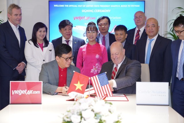 Vietjet v&agrave; Tập đo&agrave;n t&agrave;i ch&iacute;nh Carlyle k&yacute; kết Thoả thuận t&agrave;i trợ t&agrave;u bay trị gi&aacute; 550 triệu USD nh&acirc;n chuyến thăm ch&iacute;nh thức của Tổng thống Hoa Kỳ Joe Biden đến Việt Nam (ảnh: T.L).