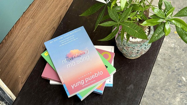 Yung Pueblo nhấn mạnh tầm quan trọng của việc trung thực với bản th&acirc;n v&agrave; x&acirc;y dựng th&oacute;i quen t&iacute;ch cực.