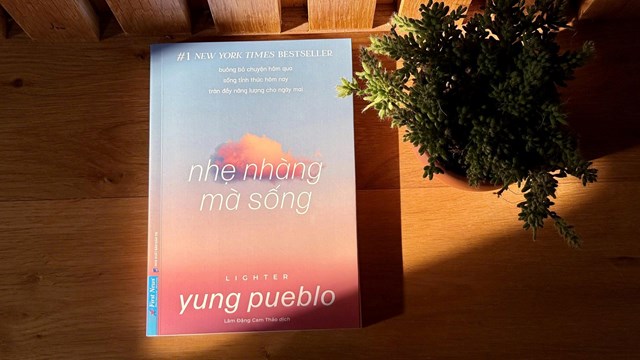 Cuốn s&aacute;ch "Nhẹ nh&agrave;ng m&agrave; sống" khuyến kh&iacute;ch chữa l&agrave;nh những tổn thương qu&aacute; khứ để sống trọn vẹn hiện tại.