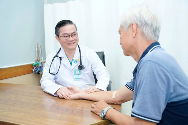 TS BS. Trần Hoà - Phó Trưởng khoa Tim mạch can thiệp thăm khám người bệnh.
