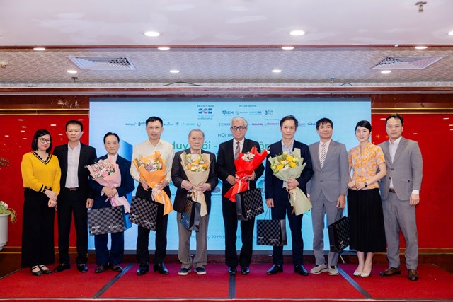 Ban tổ chức tặng hoa tri &acirc;n c&aacute;c chuy&ecirc;n gia tham dự hội thảo.