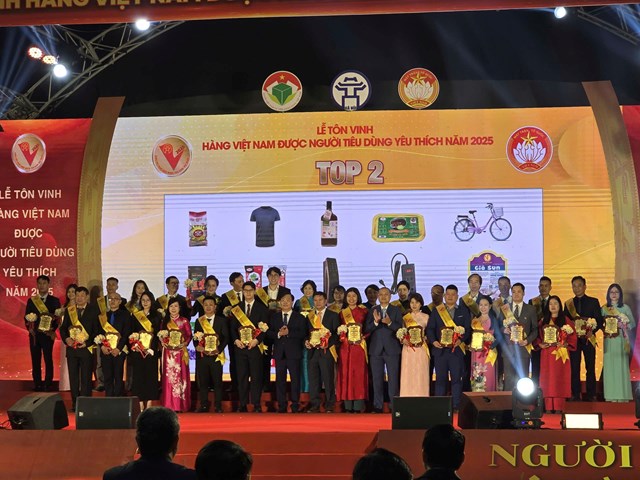 Vinh danh tốp 2 sản phẩm, dịch vụ &ldquo;H&agrave;ng Việt Nam được người ti&ecirc;u d&ugrave;ng y&ecirc;u th&iacute;ch&rdquo; năm 2025.