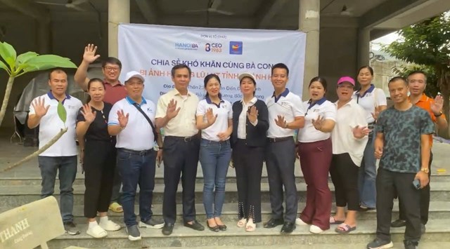 C&aacute;c th&agrave;nh vi&ecirc;n trong đo&agrave;n thiện nguyện.