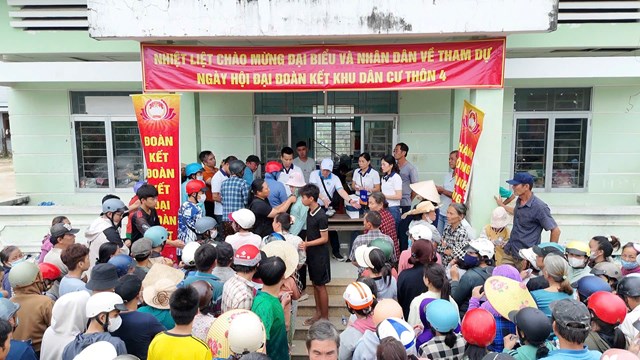 Kh&ocirc;ng kh&iacute; trao qu&agrave; đầy ấm &aacute;p với những c&aacute;i nắm tay, &aacute;nh mắt sẻ chia giữa người d&acirc;n v&agrave; đo&agrave;n thiện nguyện.