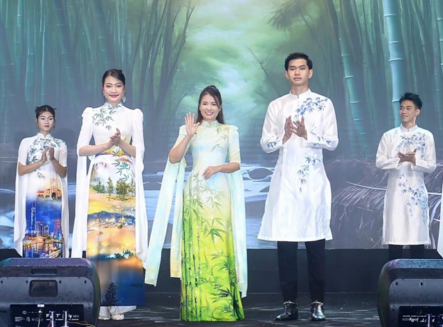 Nh&#224; thiết kế Ho&#224;ng Ly - Chủ thương hiệu &#193;o d&#224;i Ho&#224;ng Ly, Chủ tịch CLB Văn h&#243;a &#193;o d&#224;i Việt Nam: Ba thập kỷ dệt n&#234;n di sản &#225;o d&#224;i từ đam m&#234; thuần khiết - Ảnh 3