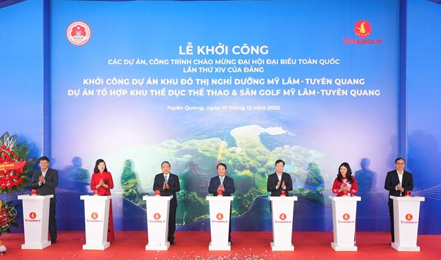 Các đại biểu bấm nút khởi công dự án.