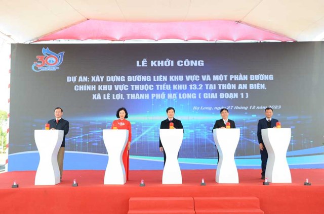 C&aacute;c đại biểu thực hiện nghi thức khởi c&ocirc;ng dự &aacute;n Đường v&agrave;o đền thờ Vua L&ecirc; (x&atilde; L&ecirc; Lợi).