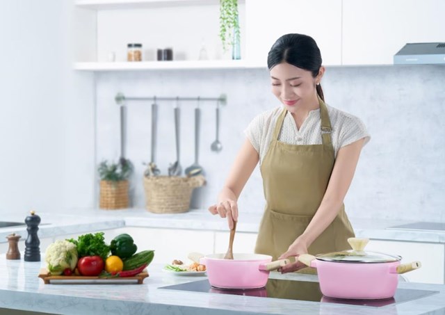 Sản phẩm chảo chống d&iacute;nh Ceramic 2 lớp của SUNHOUSE &ndash; ứng dụng c&ocirc;ng nghệ phủ Nano Ceramic an to&agrave;n, bền bỉ, hạn chế dầu mỡ v&agrave; ph&ugrave; hợp xu hướng sống khỏe (Ảnh: Sunhouse)