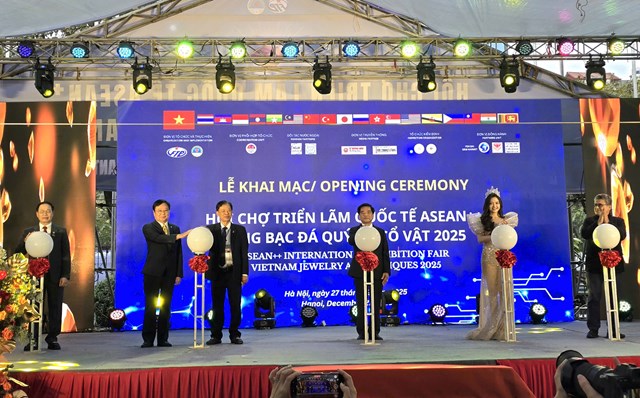 Các đại biểu bấm nút khai mạc Hội chợ Triển lãm Quốc tế ASEAN++ Vàng bạc - Đá quý và Cổ vật Việt Nam 2025.