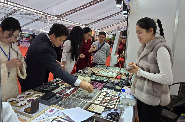 Hoạt động giao lưu v&agrave;ng bạc, đ&aacute; qu&yacute; diễn ra s&ocirc;i nổi tại buổi lễ.