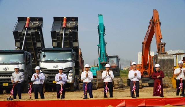 Lãnh đạo UBND TP HCM, sở ngành và quận 12 thực hiện nghi thức tại lễ khởi công dự án khu tái định cư.