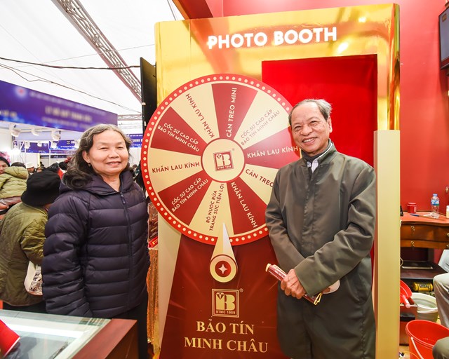 Hoạt động chụp ảnh kỷ niệm&nbsp;minibooth tại gian h&agrave;ng thu h&uacute;t kh&aacute;ch tham quan.