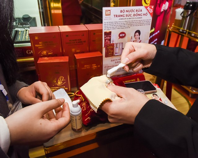 BTMC giới thiệu tới kh&aacute;ch h&agrave;ng 2 d&ograve;ng sản phẩm nước rửa trang sức, đồng hồ sạch nhanh ch&oacute;ng, s&aacute;ng b&oacute;ng như mới.
