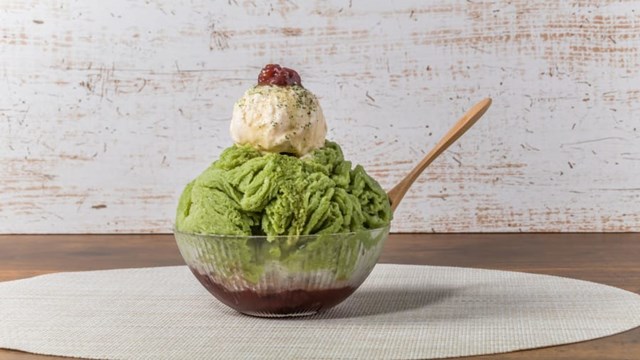 M&oacute;n kem được l&agrave;m từ đ&aacute; b&agrave;o đủ vị, ăn k&egrave;m topping theo sở th&iacute;ch. Ảnh:&nbsp;Shutterstock