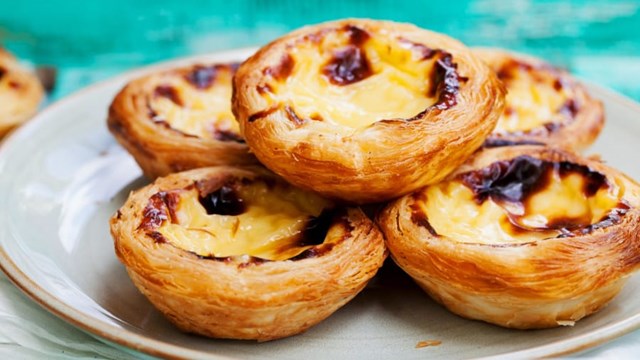 Dan Tats (b&aacute;nh tart trứng) l&agrave; sự kết hợp tuyệt vời của lớp vỏ gi&ograve;n với nh&acirc;n trứng chảy b&ecirc;n trong. Ảnh:&nbsp;Shutterstock