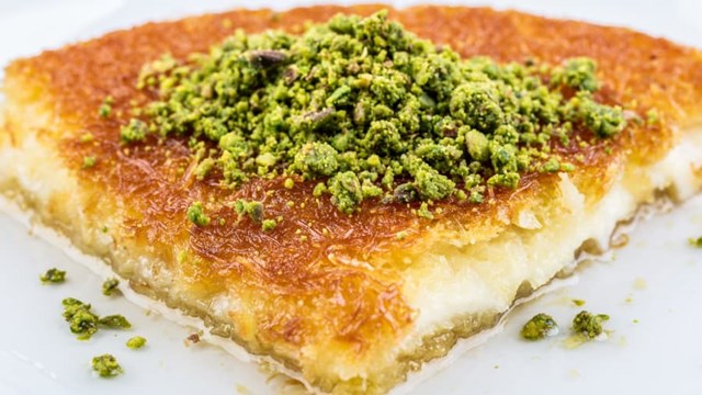 Knafeh c&oacute; vị gi&ograve;n tan của lớp vỏ v&agrave; vị b&aacute;o ngậy của ph&ocirc; mai. Ảnh:&nbsp;Shutterstock