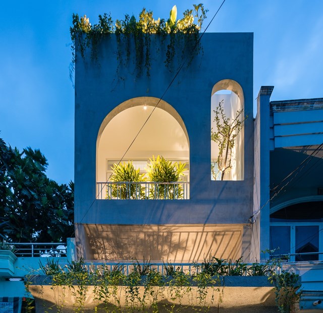 V House l&agrave; dự &aacute;n cải tạo căn nh&agrave; cũ đ&atilde; xuống cấp tại th&agrave;nh phố Hồ Ch&iacute; Minh. Căn nh&agrave; phố c&oacute; tổng diện t&iacute;ch sử dụng l&agrave; 210 m2. Đội ngũ kiến tr&uacute;c sư đ&atilde; tận dụng phần cấu tr&uacute;c cũ của căn nh&agrave; v&agrave; bắt đầu cải tạo dựa tr&ecirc;n c&aacute;c phần c&ograve;n sử dụng tốt.