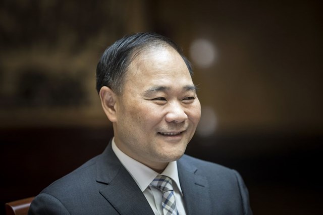 Tỷ ph&uacute; Li Shufu đang đối mặt b&agrave;i to&aacute;n kh&oacute; khi Volvo IPO. Ảnh: Bloomberg