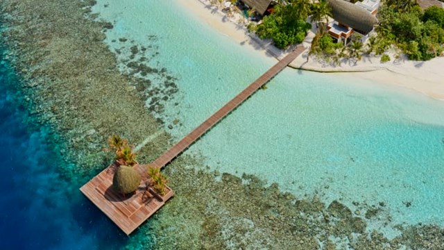 Kandolhu được bao quanh bởi "khu vườn" san h&ocirc; tuyệt đẹp. Ảnh:&nbsp;Kandolhu