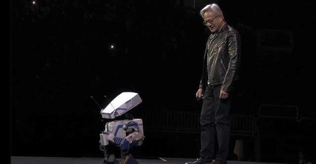 CEO Jensen Huang tương t&aacute;c với robot "Blue"