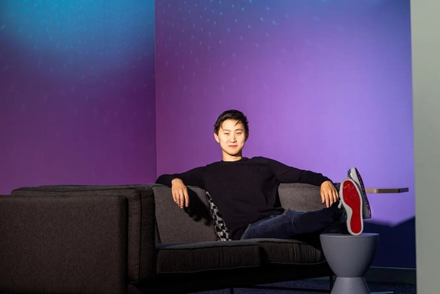 Chân dung Alexander Wang – nhà sáng lập Scale AI, một trong những bộ óc đứng sau hệ thống dữ liệu của các ông lớn như Tesla, OpenAI và Meta. Ảnh: Forbes