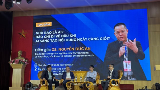Các diễn giả trao đổi trong phần thảo luận chính của tọa đàm.