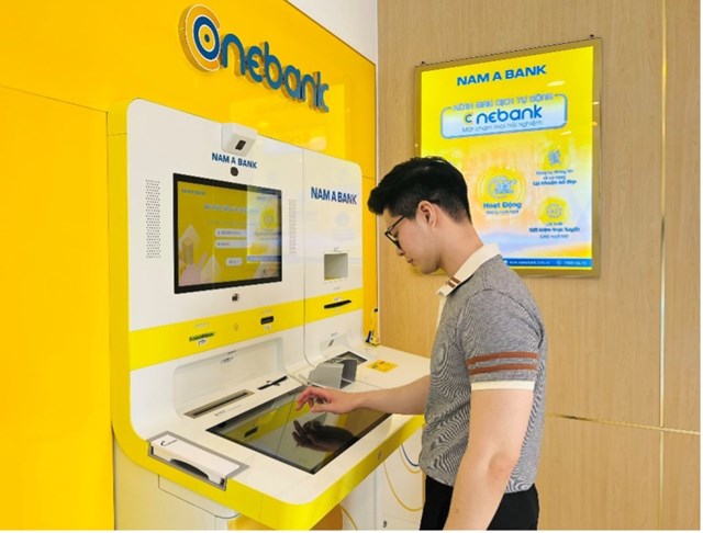 Kh&aacute;ch h&agrave;ng giao dịch tại ONEBANK.&nbsp;
