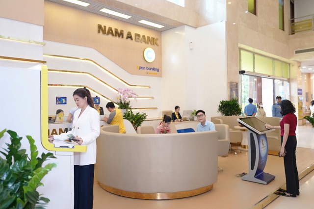 Kh&ocirc;ng gian đ&oacute;n tiếp kh&aacute;ch h&agrave;ng hiện đại v&agrave; sang trọng tại 1 chi nh&aacute;nh của Nam &Aacute; Bank