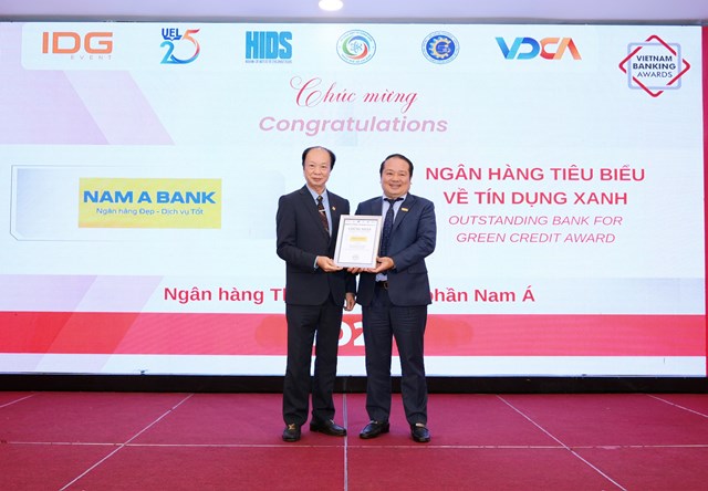 Đại diện Nam A Bank – Ông Huỳnh Thanh Phong, Phó Tổng giám đốc (bìa phải) nhận giải thưởng. 