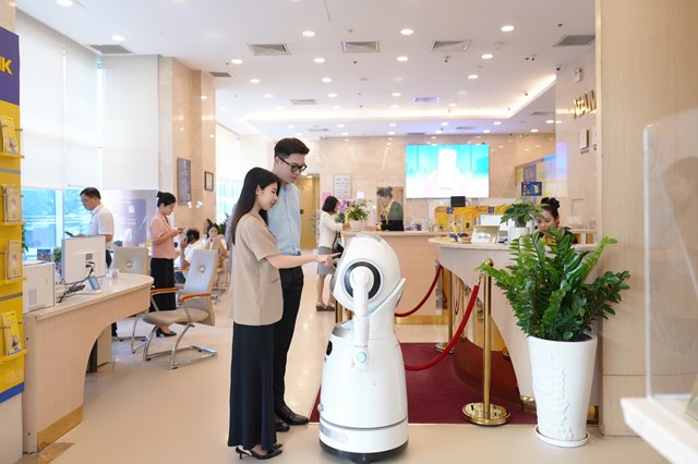 Kh&aacute;ch h&agrave;ng trải nghiệm kh&ocirc;ng gian giao dịch số tại Nam A Bank.