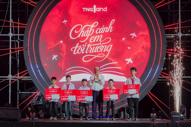 Chủ tịch TNG Land Nguyễn Văn Thời trao học bổng cho học sinh ngh&egrave;o vượt kh&oacute; tại chương tr&igrave;nh.
