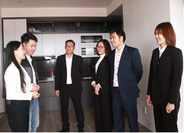 Đại diện chủ đầu tư bàn giao căn hộ thực tế cho các hộ gia đình