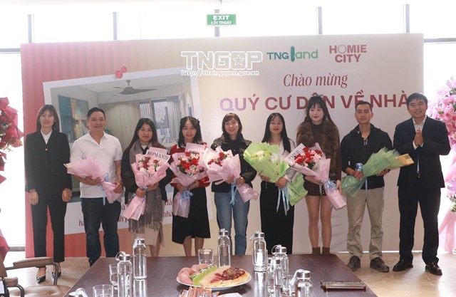 Đại diện chủ đầu tư tặng hoa cho c&aacute;c gia đ&igrave;nh đầu ti&ecirc;n nhận nh&agrave;