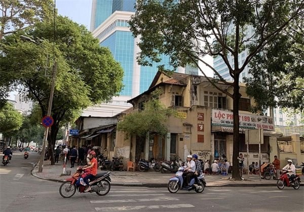 B&ecirc;n ngo&agrave;i khu đất 34 Nguyễn Du, quận 1, TP Hồ Ch&iacute; MInh. (Ảnh: reatimes.vn).