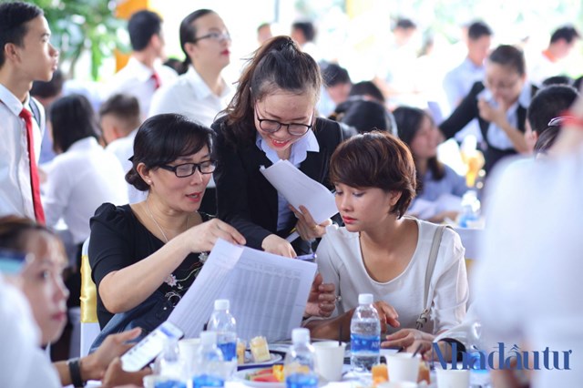 Doanh nghiệp m&ocirc;i giới li&ecirc;n tục tuyển nh&acirc;n sự m&ocirc;i giới mới (Ảnh: Gia Huy)
