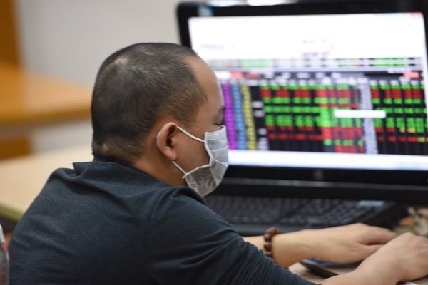 Nh&agrave; đầu tư F0 đ&atilde; trải qua b&agrave;i học đầu ti&ecirc;n tr&ecirc;n thị trường chứng kho&aacute;n. Ảnh minh họa: TTXVN