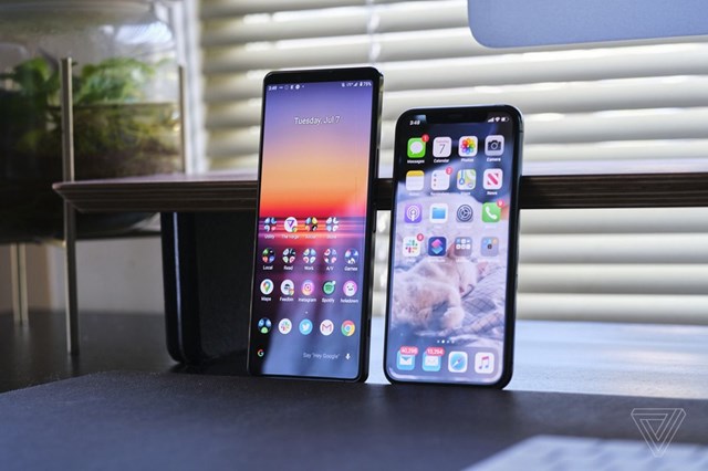 Sony tỏ ra hụt hơi khi theo đuổi ph&acirc;n kh&uacute;c smartphone cao cấp. Ảnh:&nbsp;The Verge.