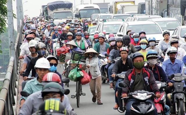 T&igrave;nh trạng kẹt xe thường xuy&ecirc;n diễn ra tại Quốc lộ 13